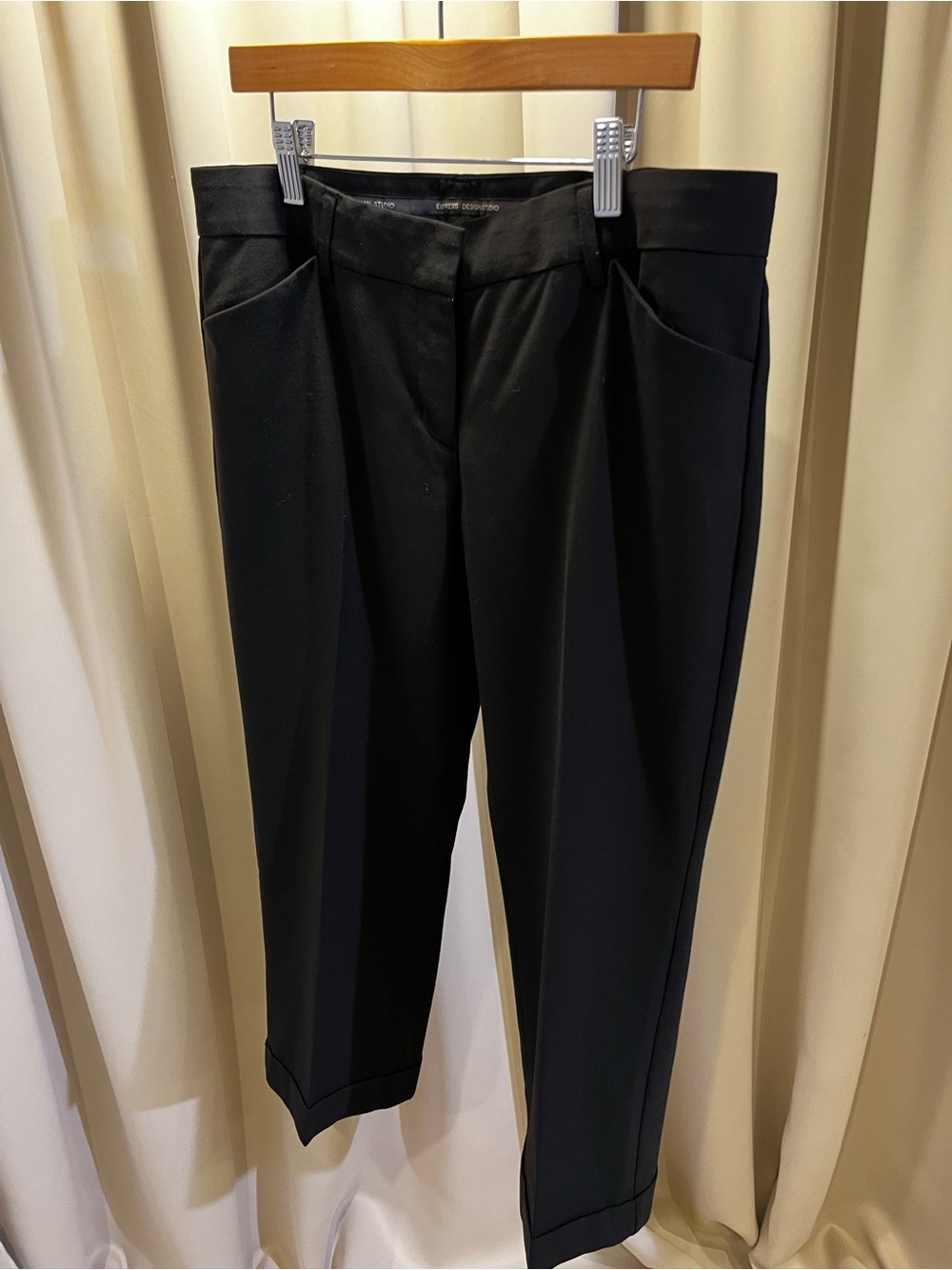 Express Black Women’s Tailored Dress Capris